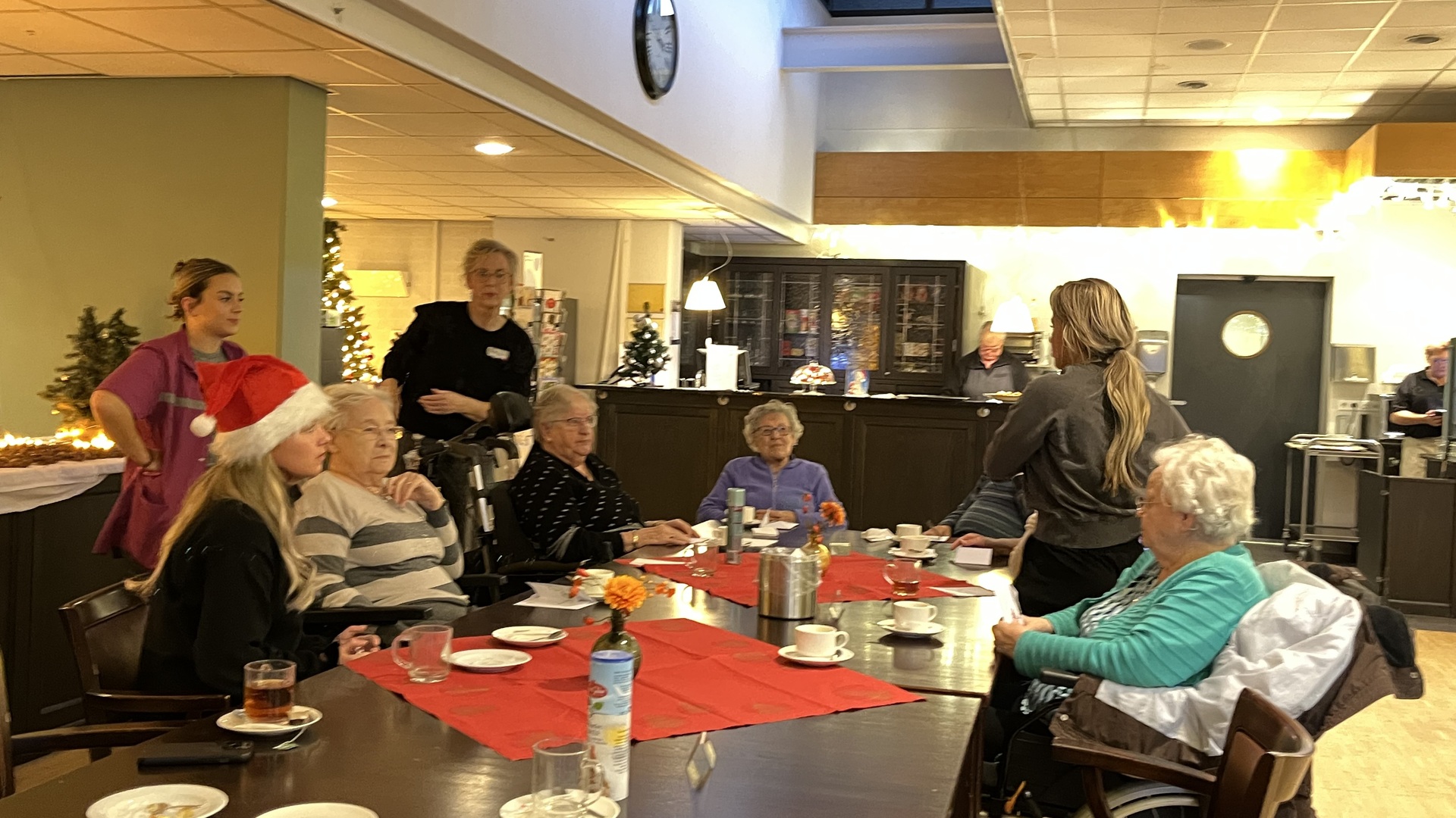 Kerstkaarten uitdelen bij woonzorgcentrum Antoniushof (Video)