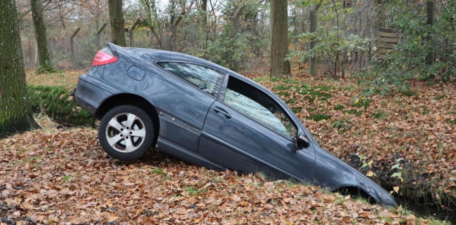 Auto belandt in de sloot in Waalwijk, inzittenden geschrokken