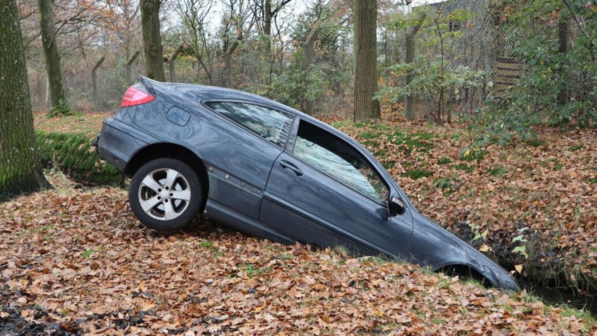 Auto belandt in de sloot in Waalwijk, inzittenden geschrokken