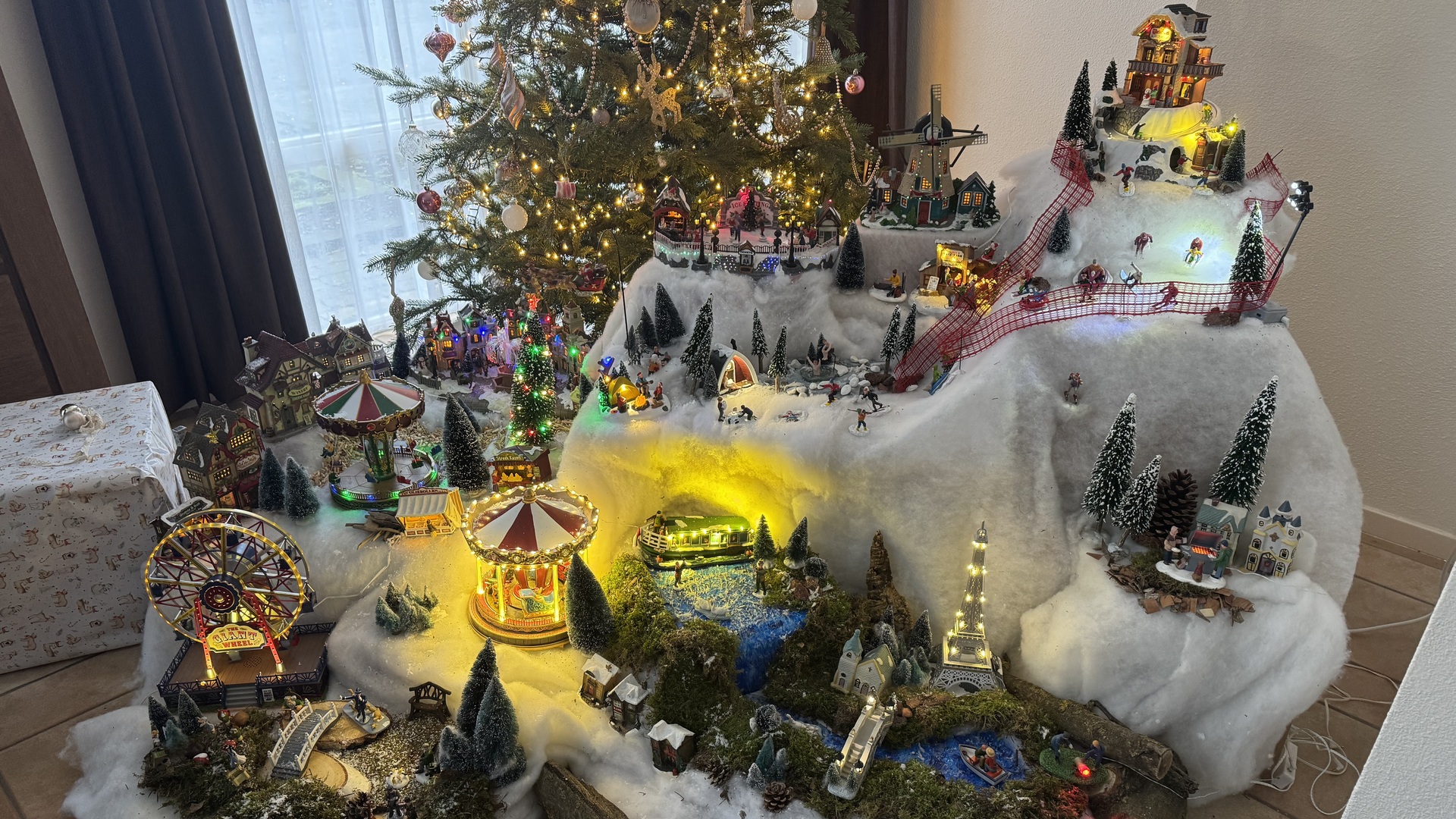 Enorm kerstdorp in de woonkamer (Video)