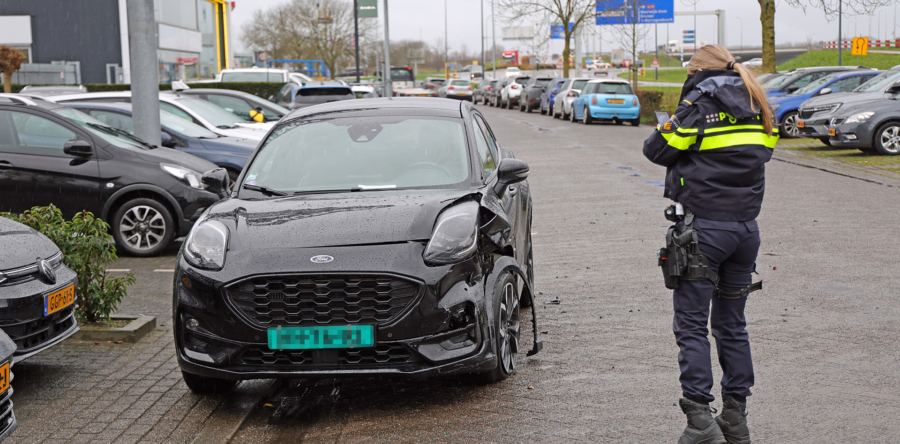 Botsing met proefritauto aan de Van Andelstraat in Waalwijk