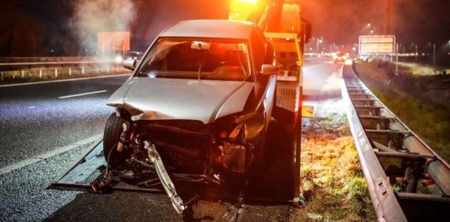 Bestuurder slipt en tolt en rijdt in vangrail ter hoogte van Elshout