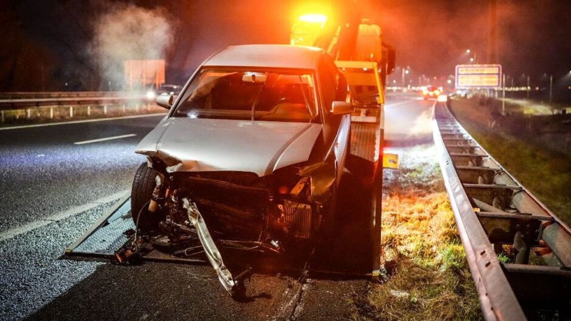 Bestuurder slipt en tolt en rijdt in vangrail ter hoogte van Elshout