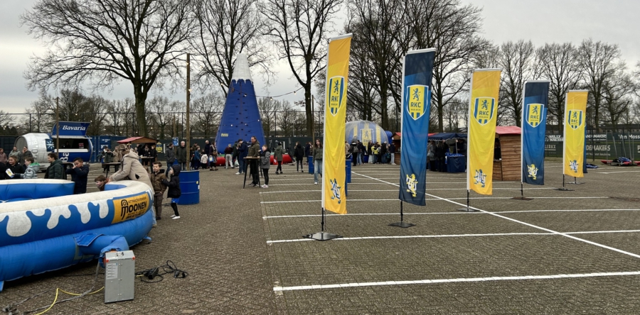 Winterpret tijdens wintermarkt RKC Waalwijk (Video)