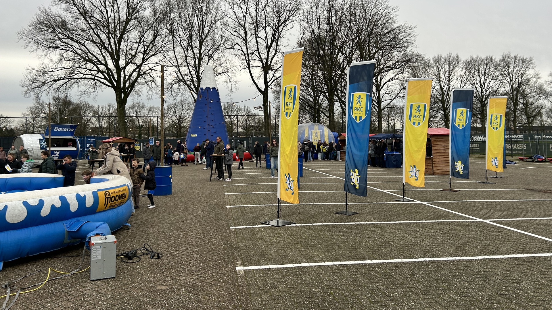 Winterpret tijdens wintermarkt RKC Waalwijk (Video)