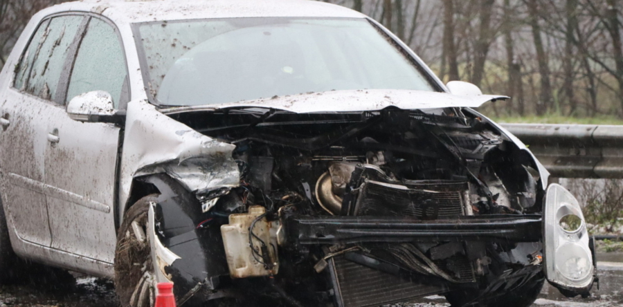 Auto slipt in de vangrail in Kaatsheuvel: weer ongeval door gladheid