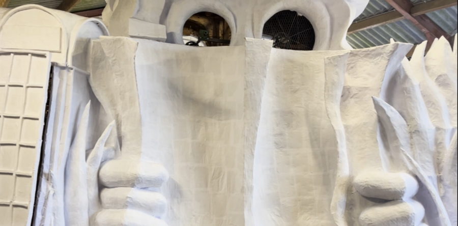 Dongense carnavalsvereniging bezig met bouw carnavalswagen (Video)
