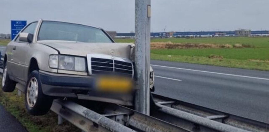 Opmerkelijk ongeluk op A59 Waalwijk: auto belandt bovenop vangrail