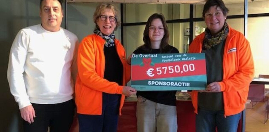 De Overlaat overhandigt cheque aan voedselbank Waalwijk