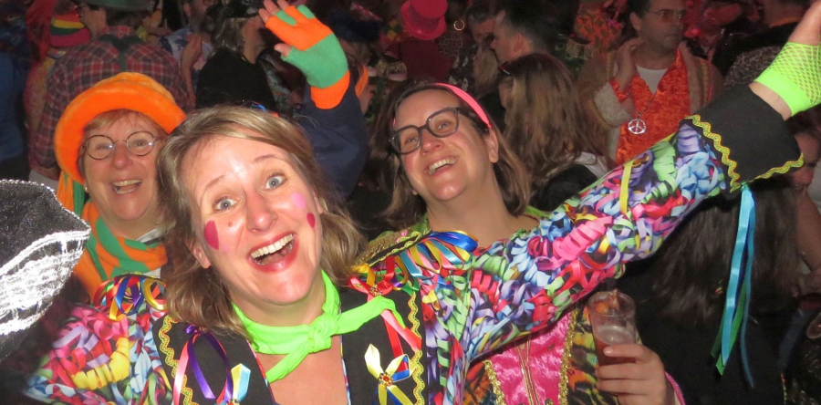 Carnaval bij R.W.B. barst los met voetbal, artiesten en frikandellen!