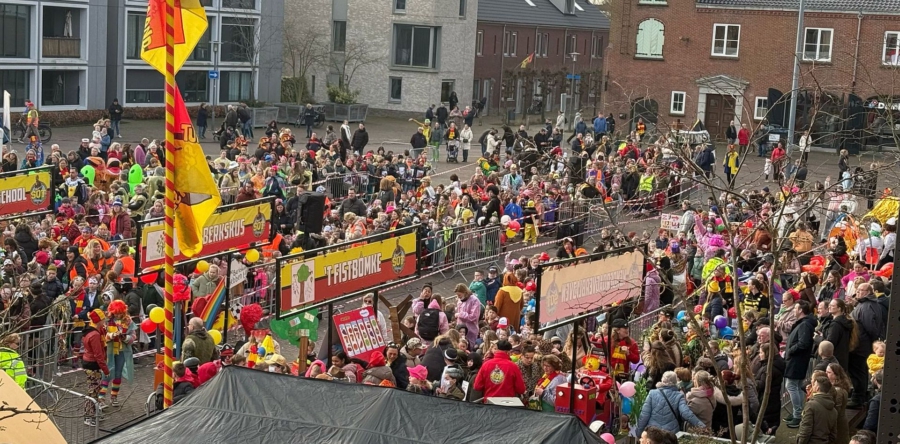Carnaval feestelijk gestart in Turfstekerslaand met Kènderoptocht