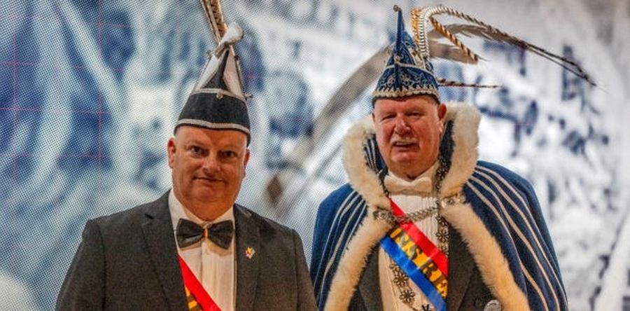 Aftrap voetbalderby RWB – Baardwijk door Prins Carnaval en Adjudant