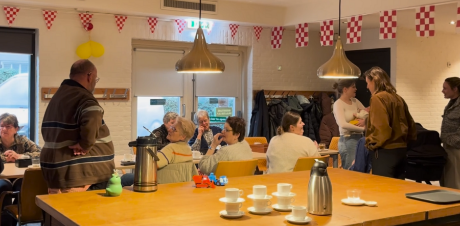Koffie en klets zorgt voor verbinding in Haarsteeg (video)