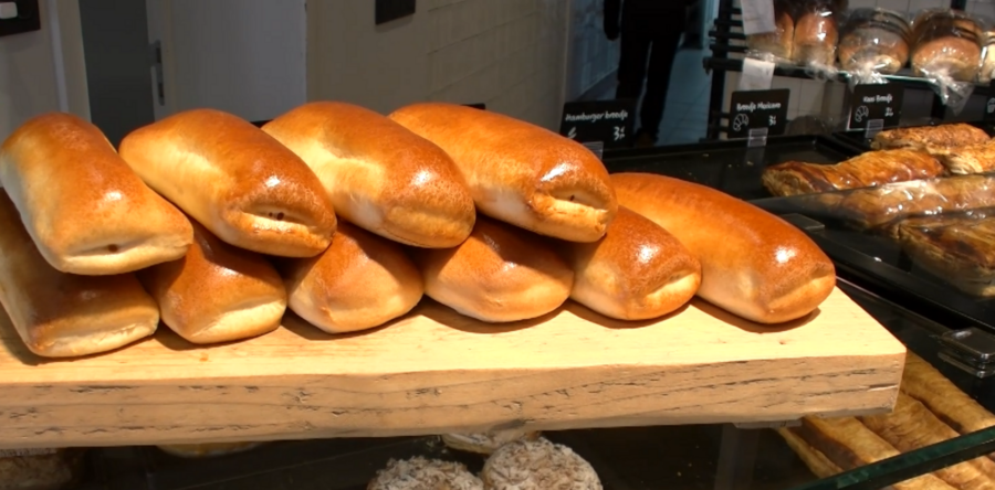 Langstraatse bakkers in finale ‘het lekkerste worstenbroodje’ (video)