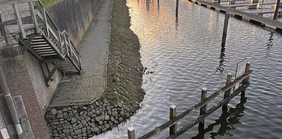 Absorberende rollen moeten olie in stadshaven Heusden opzuigen