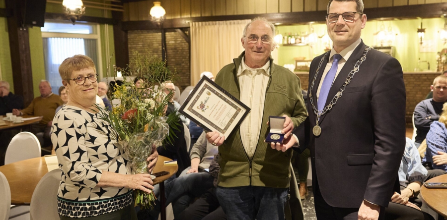 Ad van Beek uit De Moer ontvangt zilveren ere-penning