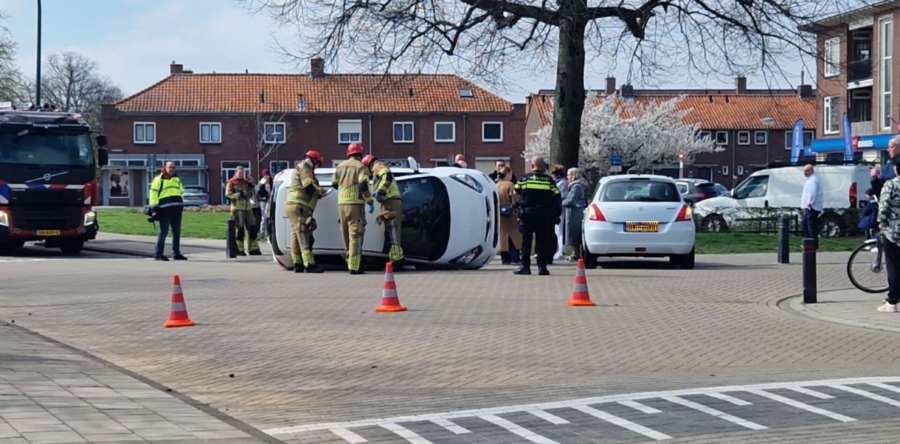 Auto op zijn kant door eenzijdig ongeval in Waalwijk