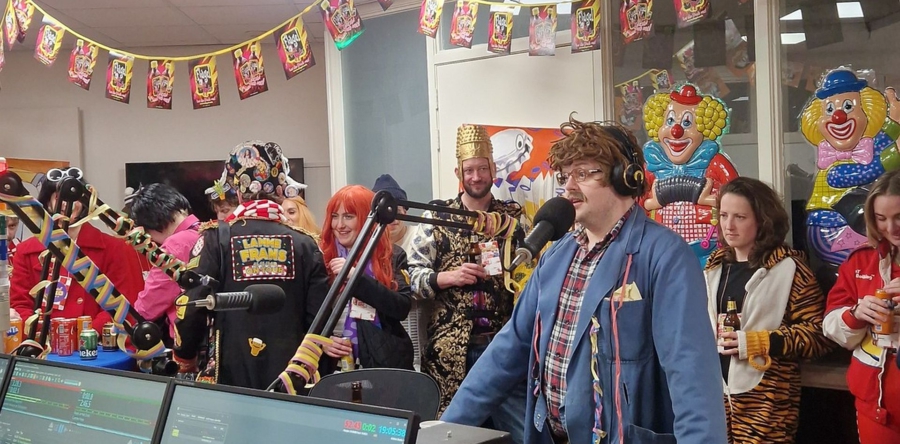 Lamme Frans verrast met spontaan bezoek tijdens interview