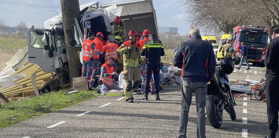 Heftig ongeval op de Zomerdijk, chauffeur bekneld