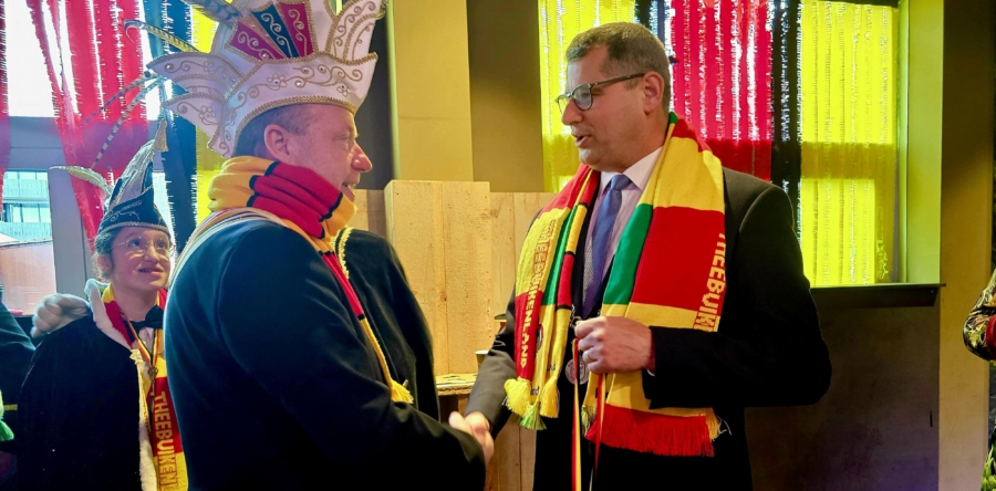 Prins Rob d’n Irste van Turfstekerlaand ontvangt zilveren erespeld