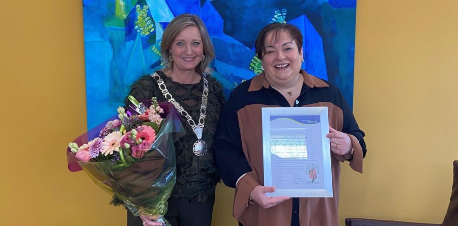 Oud-wethouder Dilek Odabasi-Seker ontvangt Erespeld van Waalwijk