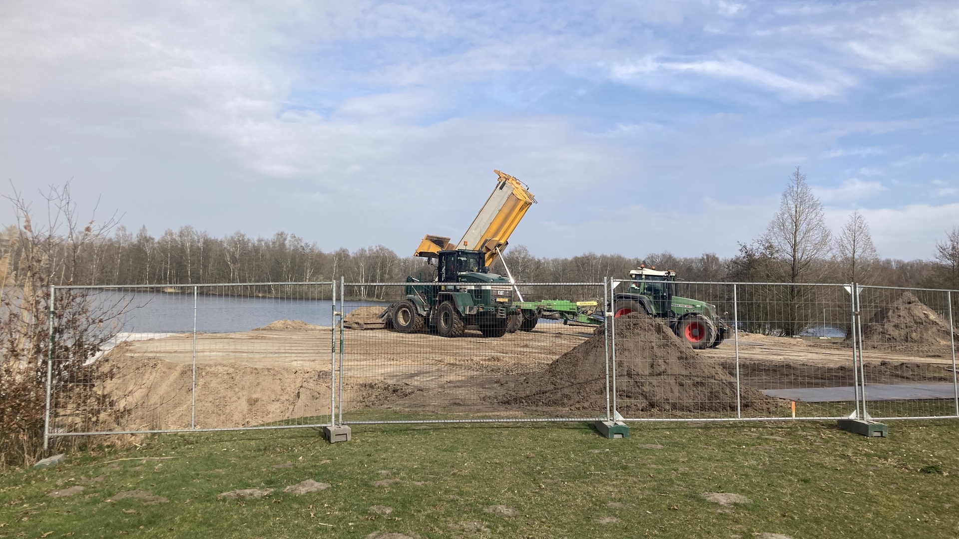 Aanleg van het stadsstrand aan surfvijver in Waalwijk gestart