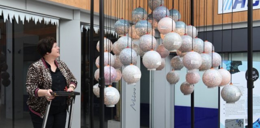 Wethouder Schuijffel onthult Kroonluchter 2.0 in De Els in Waalwijk