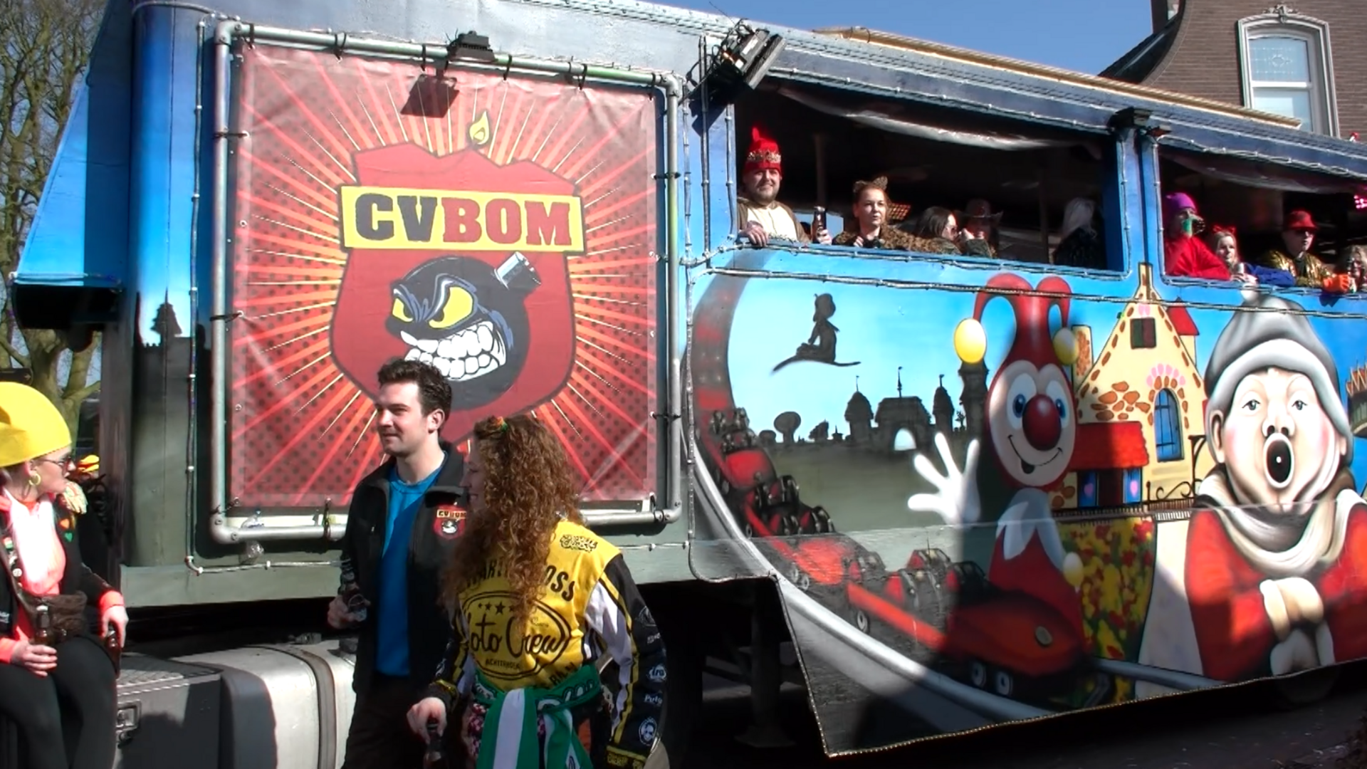 Sfeervolle en zonovergoten carnavalsoptocht in Theebuikenland (video)