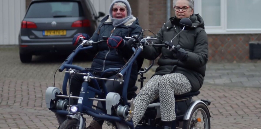 Nieuwe duo-fiets in Sprang-Capelle voor stichting Fietsmaatjes