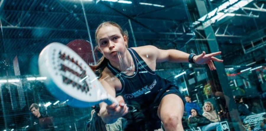 Tess de Vocht uit Vlijmen zit met Oranje bij laatste acht op EK Padel
