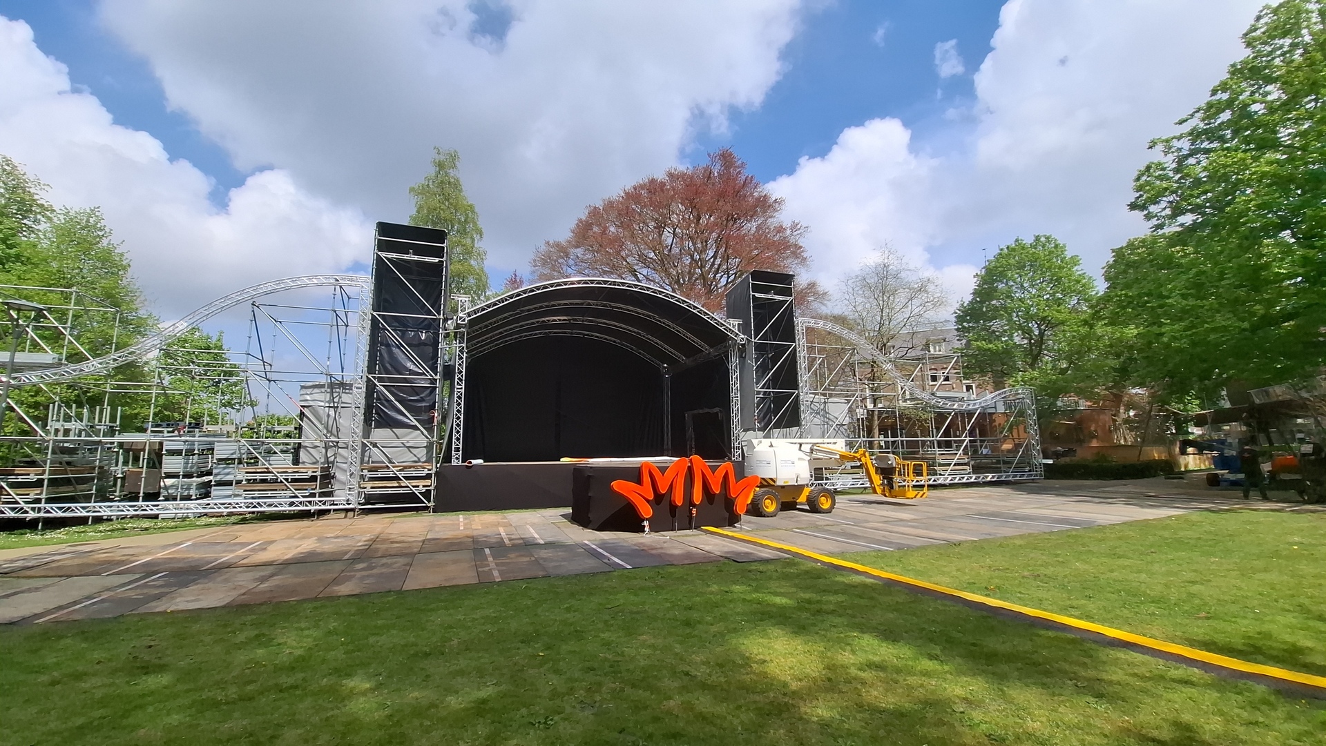 Voorbereidingen Oranjeparkfestival in Dongen in volle gang (Video)