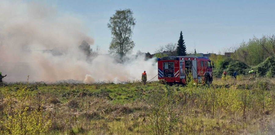 Deel van terrein achter Julianastraat in Kaatsheuvel in brand