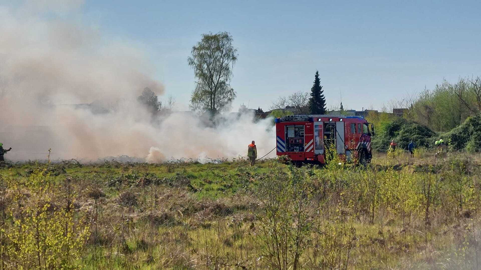 Deel van terrein achter Julianastraat in Kaatsheuvel in brand