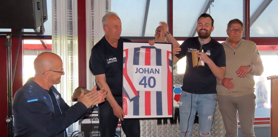 Pakkende Huldiging van Johan Kuijsten: 40 Jaar Toewijding aan RWB-1