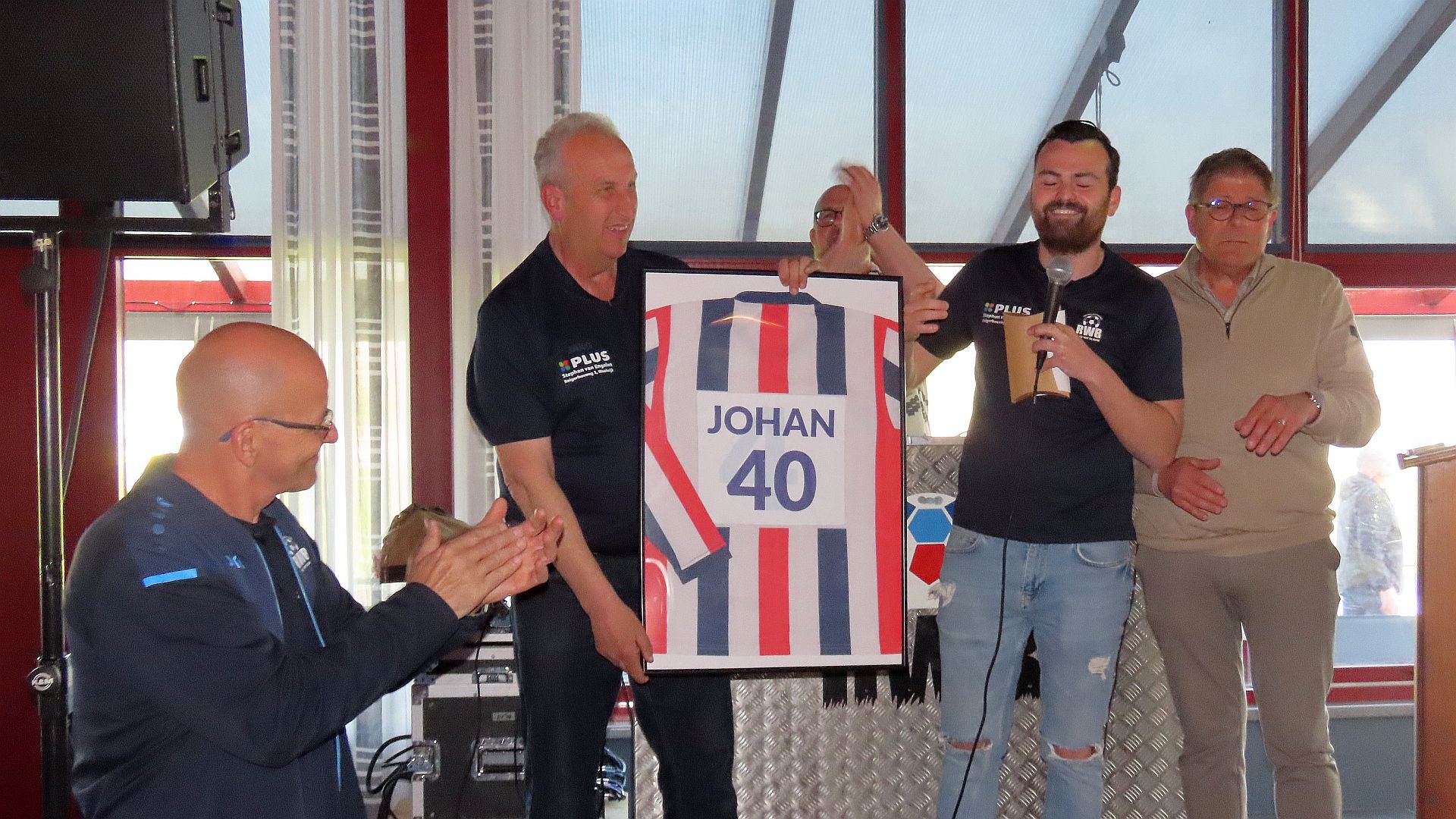 Pakkende Huldiging van Johan Kuijsten: 40 Jaar Toewijding aan RWB-1