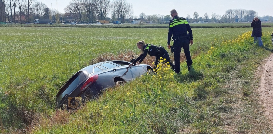 Auto belandt in de sloot aan doodlopende weg in Waalwijk