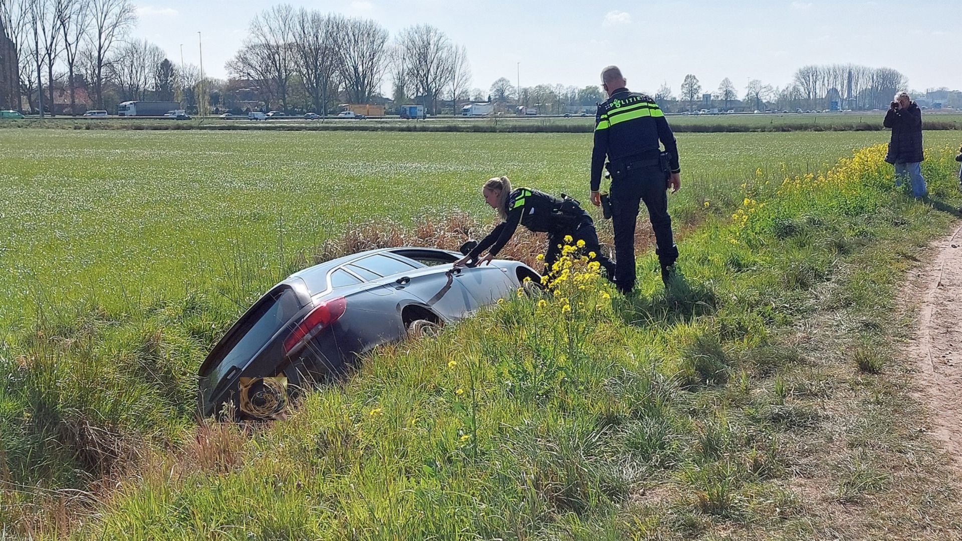 Auto belandt in de sloot aan doodlopende weg in Waalwijk