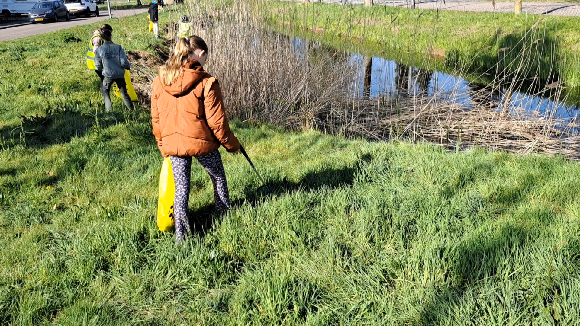 Basisschool De Bussel uit Vlijmen doet mee aan waterrace (Video)