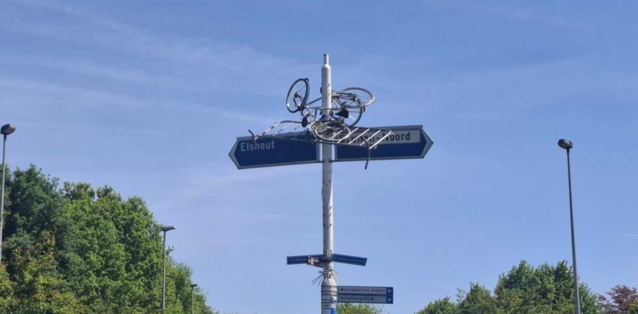 Fietsgrappen in Drunen blijven doorgaan: opnieuw fiets in ANWB-paal