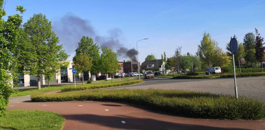 Autobrand in Waalwijkse woonwijk zorgt voor veel donkere rookwolken