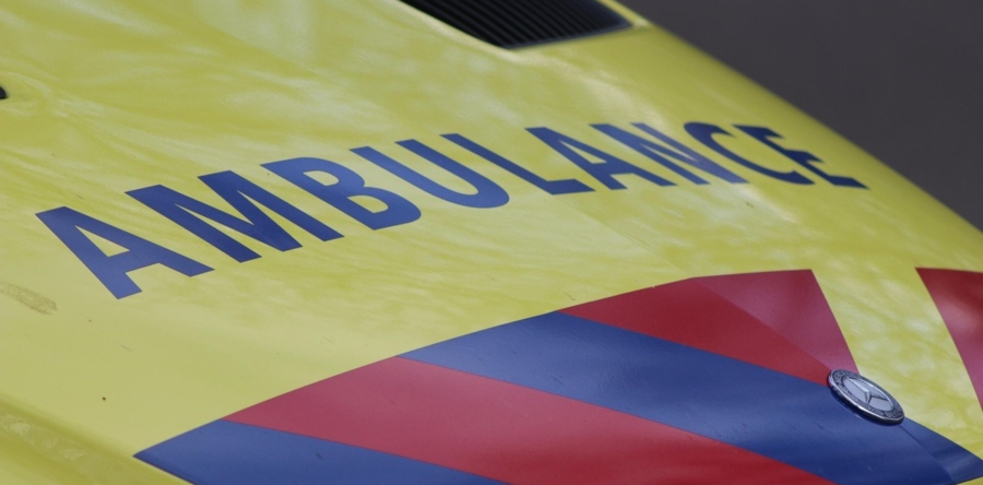 Fietser lichtgewond door aanrijding op Altenaweg in Waalwijk