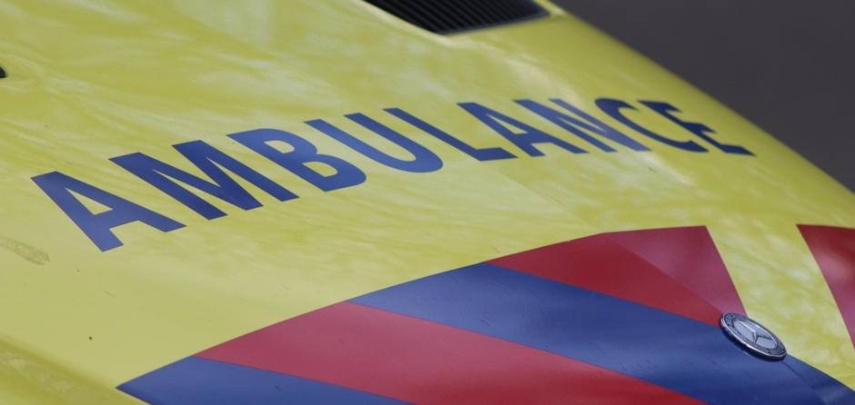 Scooterrijdster botst met auto op kruising in Waalwijk