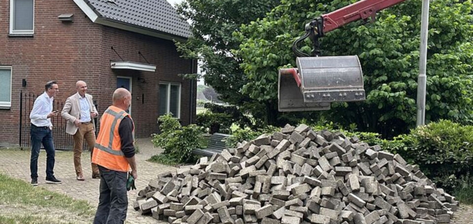 Tegeltaxi haalt voor 600 m² aan tegels op in Heusden