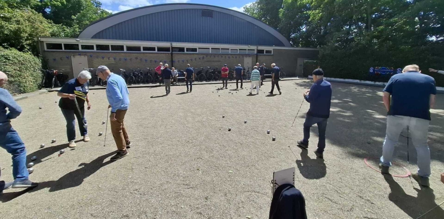 Ouderen in beweging tijdens jeu de boules toernooi (Video)