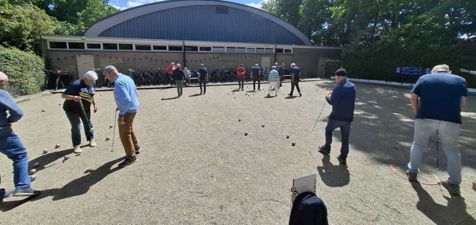Ouderen in beweging tijdens jeu de boules toernooi (Video)