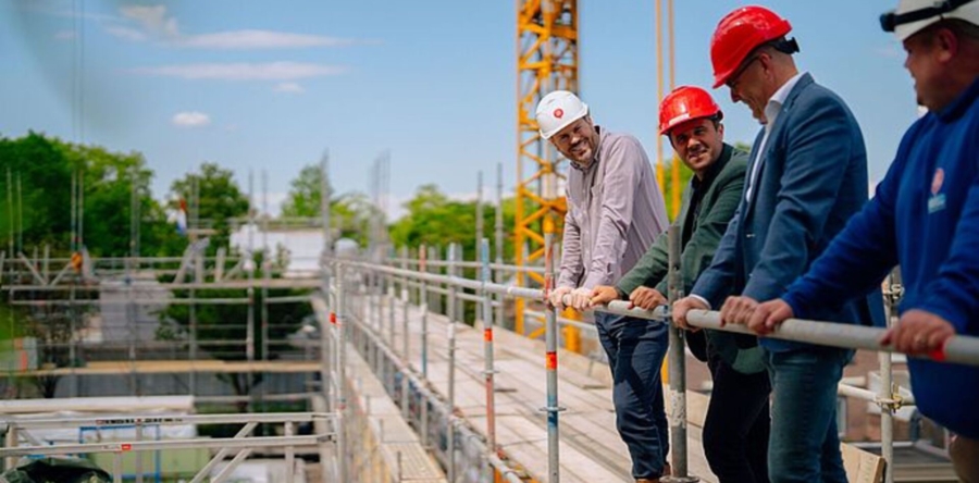 Hoogste punt eerste woonblok Pastoor Smoldersstraat Vlijmen bereikt