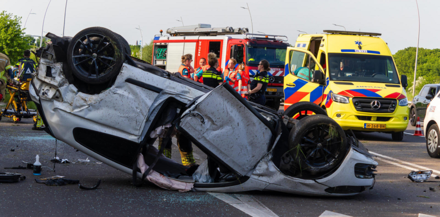 Auto slaat over de kop op Midden-Brabantweg: bestuurder zwaargewond