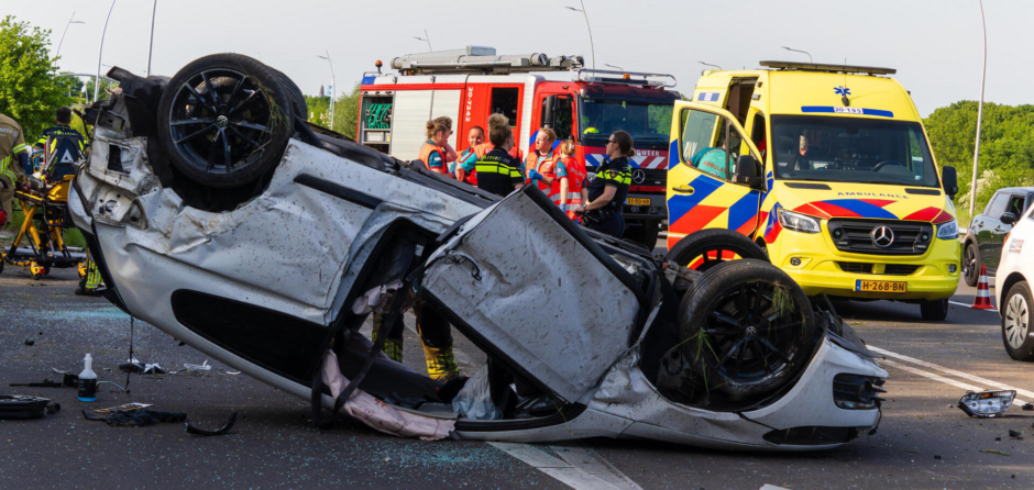 Auto slaat over de kop op Midden-Brabantweg: bestuurder zwaargewond