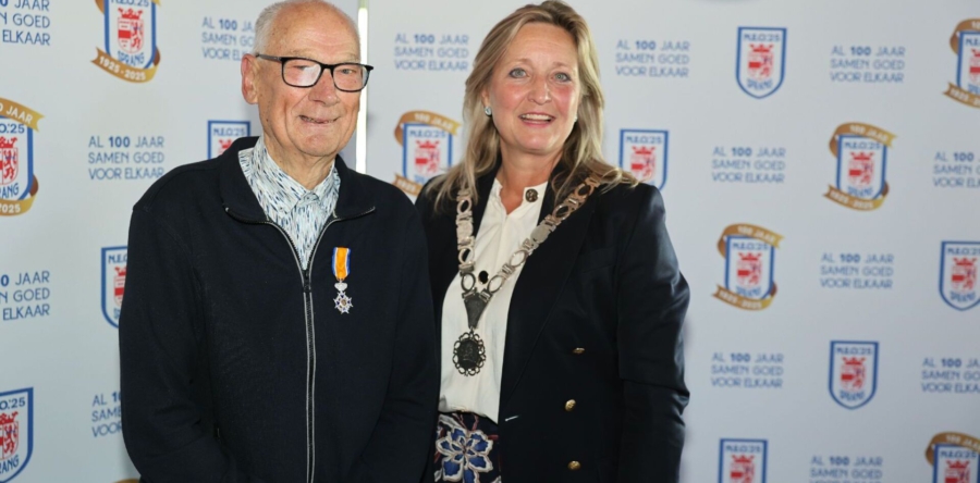 Cor de Bie krijgt onderscheiding voor zestig jaar inzet bij N.E.O.’25