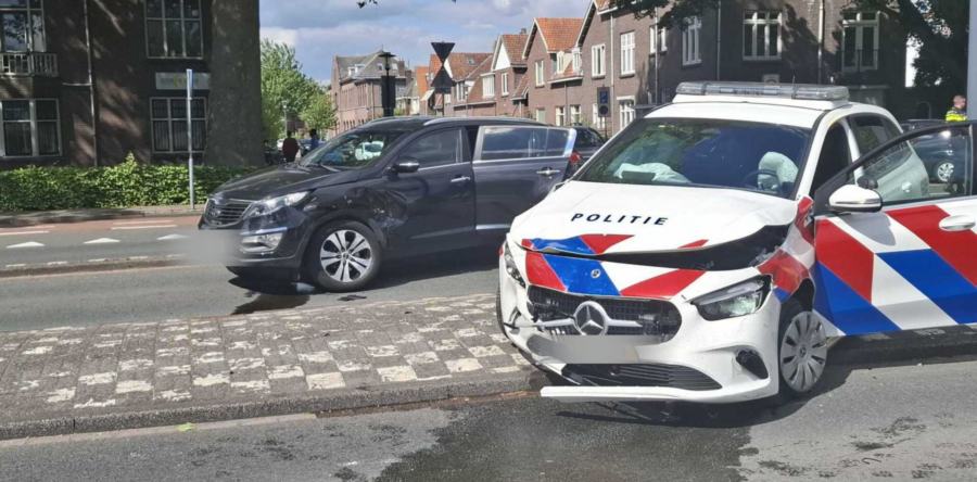 Ongeluk met politieauto aan Burgemeester van der Klokkenlaan Waalwijk